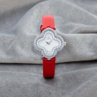 ساعة جلد بلونها الاحمر