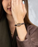 تحفة زمنية بنبض كلاسيكي باللون البني