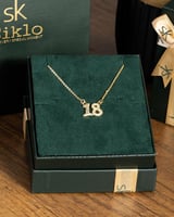 السلسال الذي يكمل أناقتك في المساء