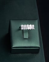 يتحلى هذا الطقم الخلاب بآلية مبتكرة من الاحجار الا...