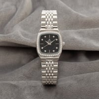 ساعة نسائية باللون الفضي