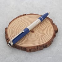 قلم يضيف لك إطلاله كاجول او رسميه باللون الفضي وال...