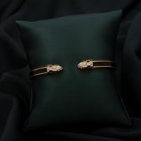 اسوارة نسائية باللونين الأسود والذهبي