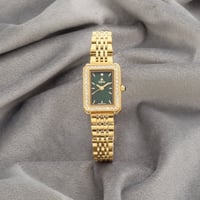 ساعة نسائية باللون الذهبي