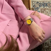 ساعة نسائية باللون الفضي