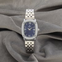 ساعة نسائية باللون الفضي