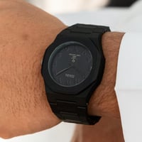 ساعة كربون عربي باللون الاسود