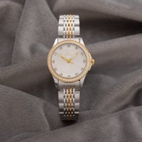 ساعة نسائية باللونين الفضي والذهبي