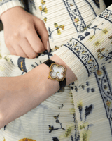 ساعة جلد بلونها الأسود الذهبي