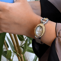 ساعة تجسد معنى الحقيقي للسحر والتميز باللون الذهبي...