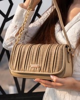 شنطة وسط باللون بيج غامق