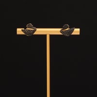 حلق نسائي نحاسي جميل وهادئ