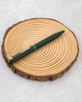 يتميز بهيكل متوازن يمنح ثباتًا مريحًا في اليد