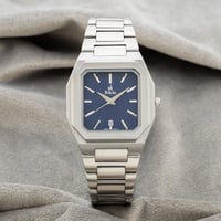 ساعة استيل باللون الفضي ميناء كحلي.