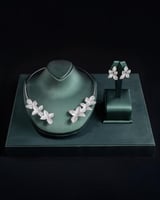 طقم بتصميم أنيق مستوحى من شكل الزهور باللون الفضي