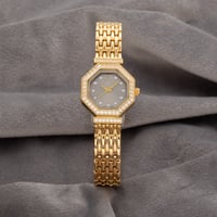 ساعة نسائية باللون الذهبي