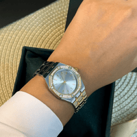 ساعة نسائية باللون المكس