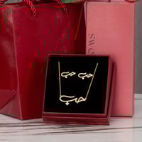 طقم نسائي ذهبي بتغليف باللون الاحمر لامثيل له من ا...