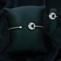 اسوارة تلتف على معصمك بخفة وبقفل مرن لتناسب مقاسك