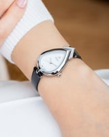 ساعة جلد باللون الاسود الفضي