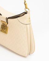 شنطة باللون البيج حجم وسط