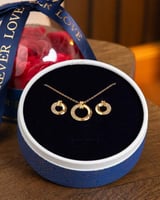 طقم نسائي بتصميم جذاب وملفت