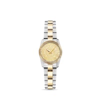 ساعة نسائية باللون الذهبي والفضي