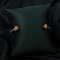 اسوارة نسائية باللون الفضي