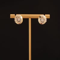 حلق نسائي تصميم متميز لون ذهبي