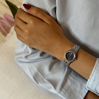 ساعة نسائية باللون الفضي