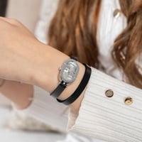 الساعة الجلد النسائية ذات التفاصيل المميزة لإطلالة...