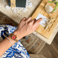 ساعة باللون الذهبي ميناء احمر