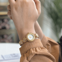 ساعة لامعة باللون الذهبي