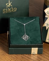 يتميز السلسال بتصميمه المتفرد باللون الفضي