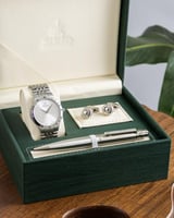 طقم رجالي عندما تندمج التقنية بالفن ساعة بتصميمها...