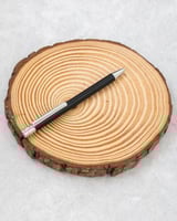 لقلم عندما تمسك به، تشعر بالثبات