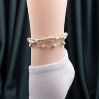 خلخال نسائي باللون السماوي