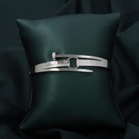 اسوره باللون الفضي تضيف لإطلالتك حضور مميز