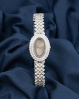 ساعة بيضاوية ملفتة بفصوص لامعه باللون الفضي