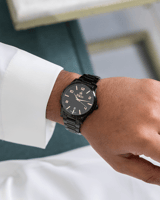 ساعة النسيج باللون الاسود