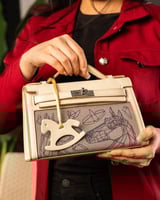 شنطة حجم صغير تصميم جرافيك باللون البيج