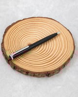 القلم المصمم بعناية ليجمع بين الأناقة والأداء العا...