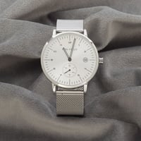 ساعة رجالية باللون الفضي