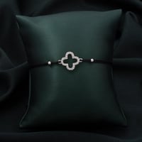 يتألق هذا السوار الخلاب بتصميم أصيل