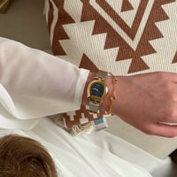 ساعة نسائية باللونين الذهبي والفضي ميناء ازرق