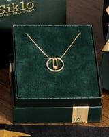 يتميز السلسال بتصميمه المميز باللون الذهبي