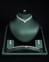 طقم نسائي زركون يضيء حضورك باللون الفضي