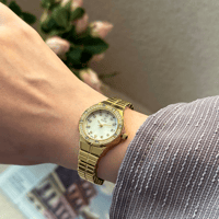 ساعة نسائية استيل باللون الذهبي ميناء ابيض