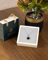 تعليقة نسائية مفعمة بالفخامة والأنوثة