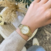 ساعة نسائية باللون الذهبي